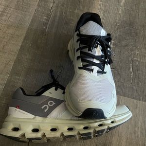 On cloud cloud runner shoes. Womans size 8.5. New only worn for 4 miles.